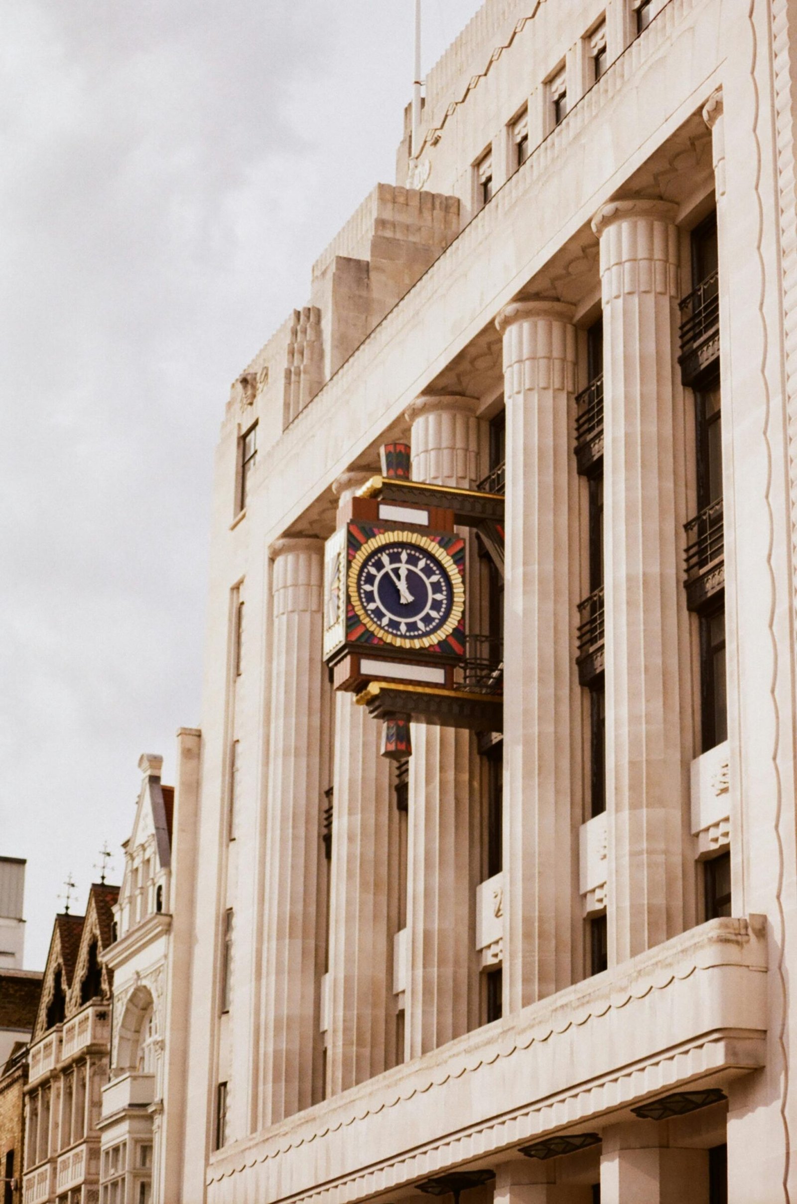 Luxury boutique board retreat in a historic London hall with 2026 event technology.